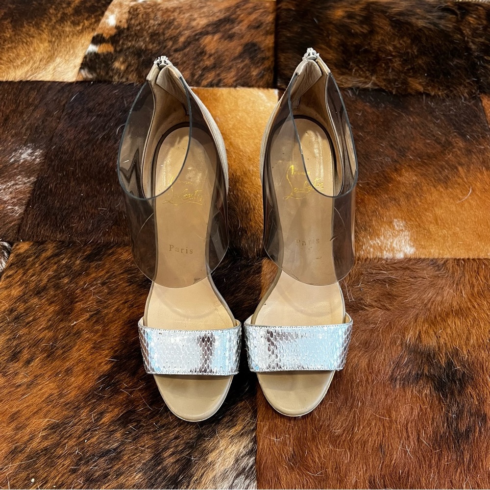 Taylor Swift: Christian Louboutin “Dufoura” Sandals in Smoke/Silver/White - Picture 4 of 15